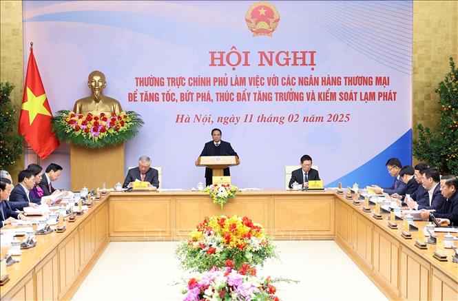 Thủ tướng Phạm Minh Chính khai mạc Hội nghị Thường trực Chính phủ làm việc với các ngân hàng thương mại. Ảnh: Dương Giang-TTXVN 
