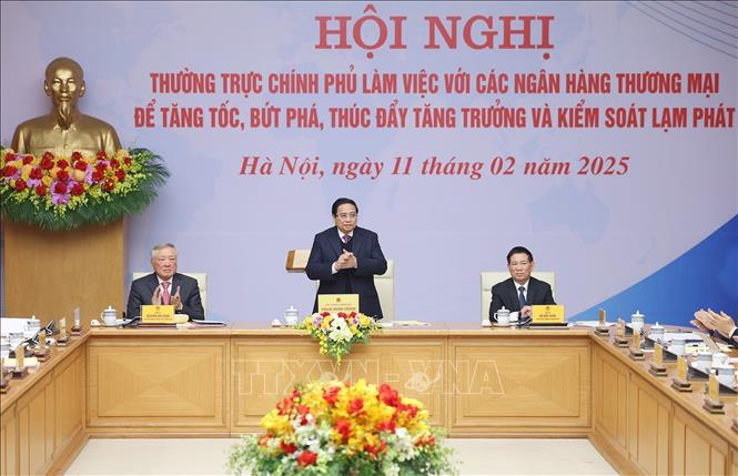 Thủ tướng Phạm Minh Chính chủ trì Hội nghị Thường trực Chính phủ làm việc với các ngân hàng thương mại. Ảnh: Dương Giang-TTXVN 