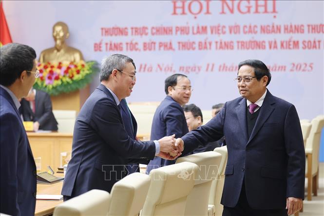 Thủ tướng Phạm Minh Chính với lãnh đạo các ngân hàng thương mại. Ảnh: Dương Giang-TTXVN 
