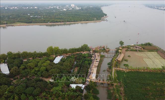 Chợ quê Tân Thuận Đông nằm trên cồn Tân Thuận Đông ở giữa sông Tiền (Đồng Tháp). Ảnh: Nhựt An - TTXVN