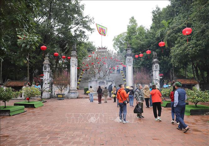 Du khách vãn cảnh, chiêm bái tại Đền Cuông dịp đầu năm. Ảnh: Xuân Tiến - TTXVN 
