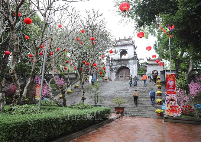 Cổng Tam Quan được thiết kế theo kiểu mái vòm cuốn 2 tầng, cổng giữa có 3 tầng. Ảnh: Xuân Tiến - TTXVN 