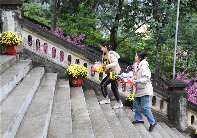 Du khách dâng hương hoa, lễ vật vào đền Cuông. Ảnh: Xuân Tiến - TTXVN 