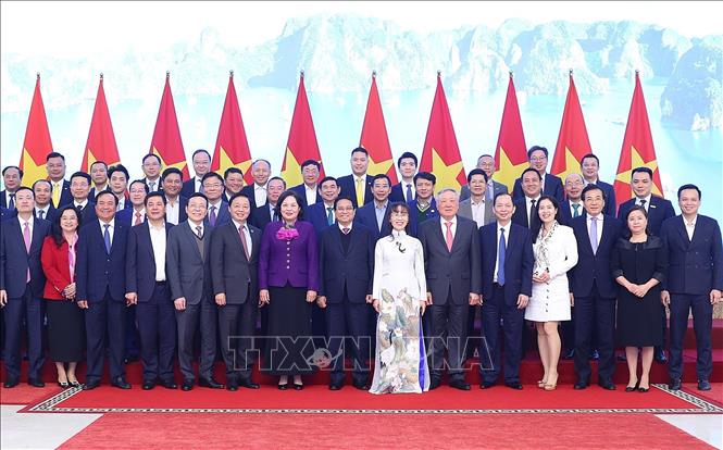 Thủ tướng Phạm Minh Chính với đại diện các ngân hàng thương mại. Ảnh: Dương Giang-TTXVN 