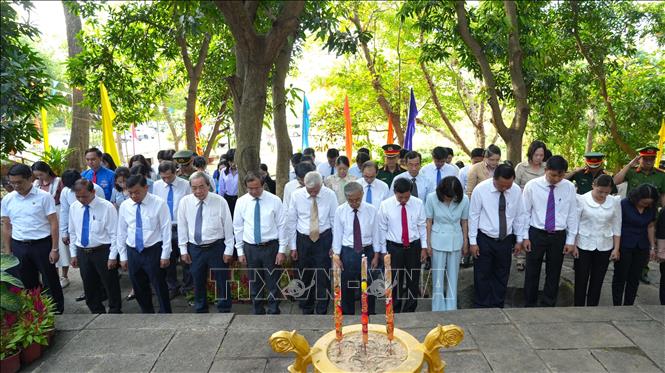 Các đại biểu dành một phút mặc niệm tưởng nhớ các anh hùng liệt sỹ đã chiến đấu, hi sinh vì sự nghiệp giải phóng dân tộc. Ảnh: Minh Phú – TTXVN