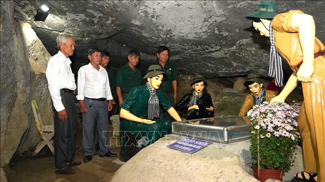 Hội Cựu chiến binh thị xã Hòa Thành tham quan, ôn lại truyền thống lịch sử cách mạng tại Động Kim Quang. Ảnh: Minh Phú – TTXVN