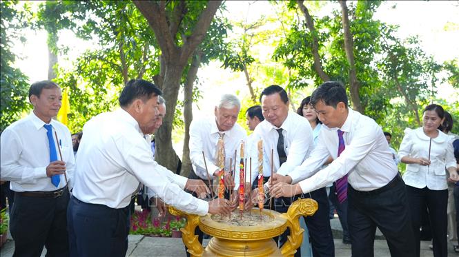 Lãnh đạo Thị ủy Hòa Thành dâng hương tri ân các anh hùng, liệt sỹ Động Kim Quang. Ảnh: Minh Phú – TTXVN