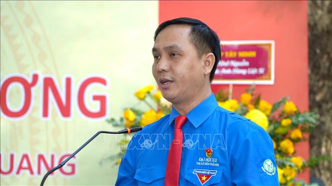 Anh Nguyễn Duy Hiếu, Bí thư Đoàn thanh niên Cộng sản Hồ Chí Minh thị xã Hòa Thành thay mặt thế hệ trẻ bày tỏ lòng biết ơn sâu sắc và tưởng nhớ công lao của các anh hùng liệt sỹ đã hy sinh vì sự nghiệp giải phóng dân tộc. Ảnh: Minh Phú – TTXVN