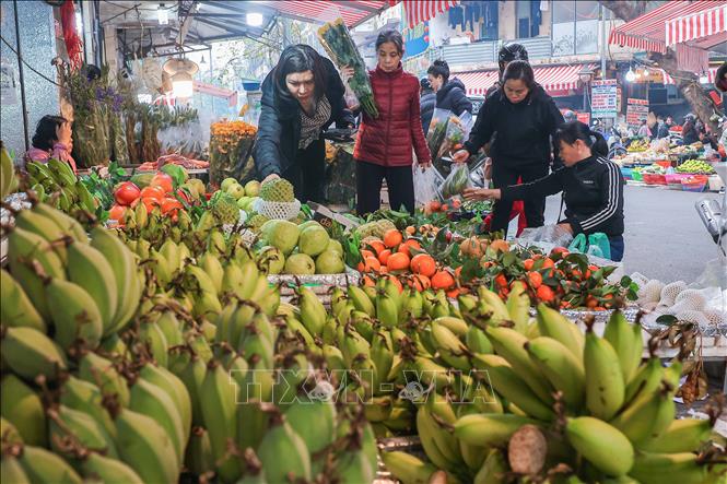 Stores of fresh fruits are crowded. VNA Photo: Hoàng Hiếu