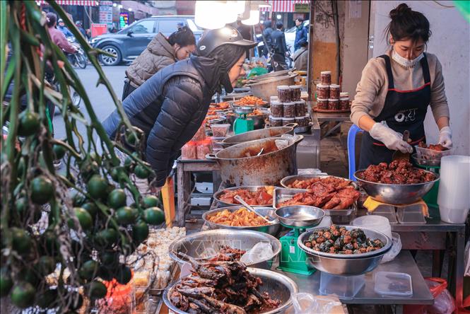 Pre-cooked foods are for sales at Hang Be market in Hanoi. VNA Photo: Hoàng Hiếu