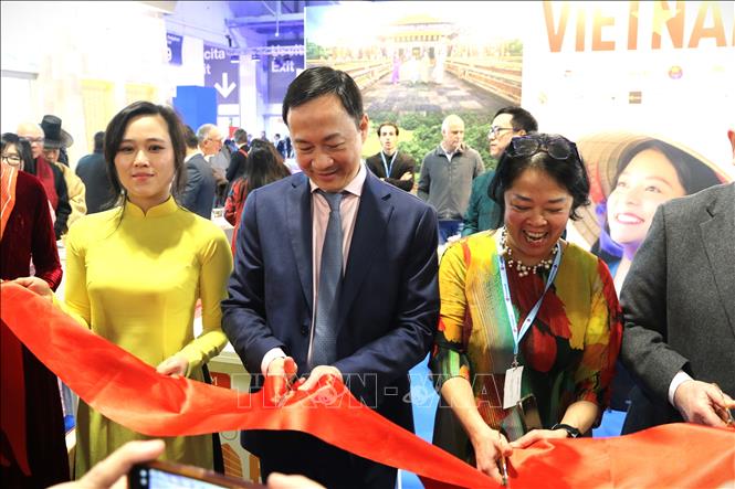 Đại sứ Việt Nam tại Italy Dương Hải Hưng cắt băng khai trương gian hàng Việt Nam. Ảnh: Thanh Hải - TTXVN 