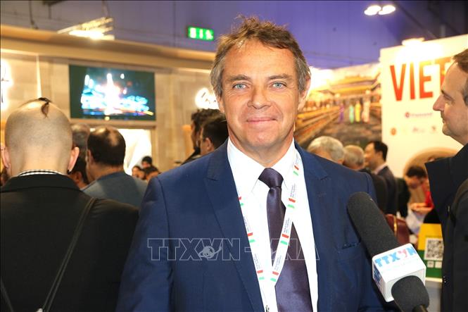 Ông Riccardo Tirotti, Giám đốc điều hành doanh nghiệp tư vấn du lịch MC4Golf trả lời phỏng vấn phóng viên TTXVN tại Rome. Ảnh: Thanh Hải - TTXVN 