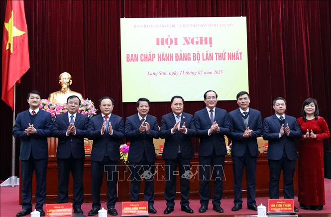 Ban Thường vụ Đảng ủy UBND tỉnh Lạng Sơn nhiệm kỳ 2020 - 2025 ra mắt Hội nghị. Ảnh: Văn Đạt - TTXVN