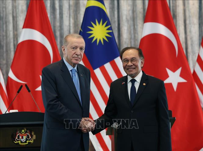 Thủ tướng Malaysia Anwar Ibrahim và Tổng thống Thổ Nhĩ Kỳ Recep Tayyip Erdogan tại cuộc họp báo chung ở Putrajaya, Malaysia, ngày 11/2/2025. Ảnh: AA/TTXVN