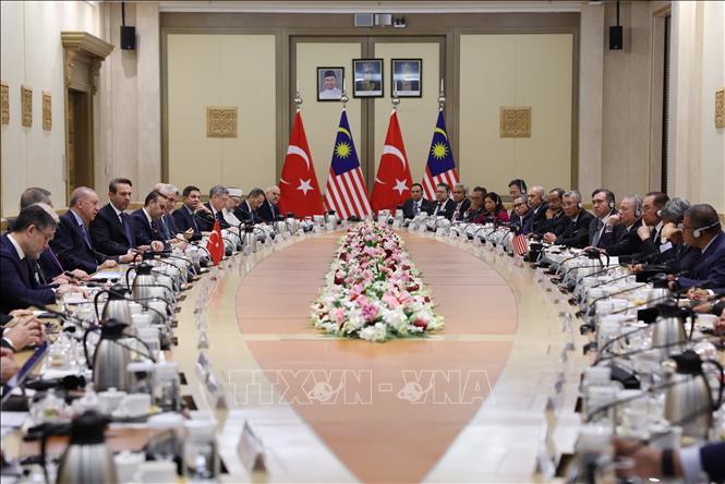 Thủ tướng Malaysia Anwar Ibrahim và Tổng thống Thổ Nhĩ Kỳ Recep Tayyip Erdogan tại cuộc gặp ở Putrajaya, Malaysia, ngày 11/2/2025. Ảnh: AA/TTXVN