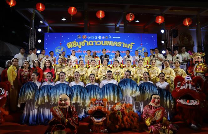 Ambassador Pham Viet Hung and OV attend a spring ceremony at Phuoc Dien pagoda. VNA Photo: Huy Tiến