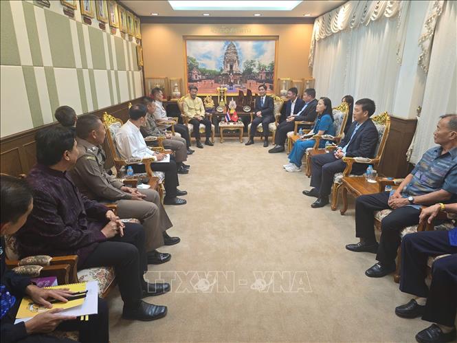 Ambassador Pham Viet Hung has a working session with Sakaeo leaders. VNA Photo: Huy Tiến