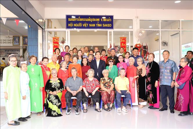 Ambassador Pham Viet Hung and OV in Sakaeo province. VNA Photo: Huy Tiến