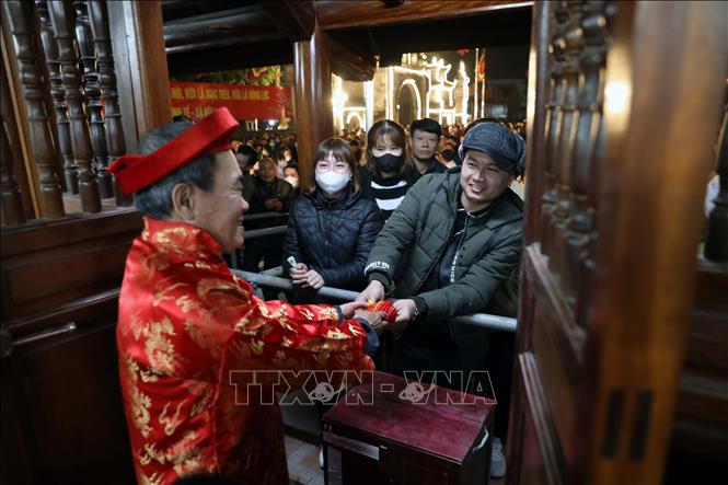 Food parcels are distributed by local elders to visitors. VNA Photo: Đại Nghĩa 