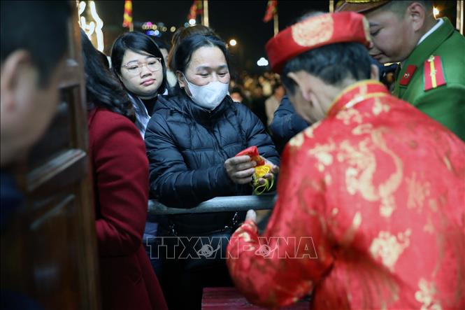 Food parcels are distributed by local elders to visitors. VNA Photo: Đại Nghĩa 