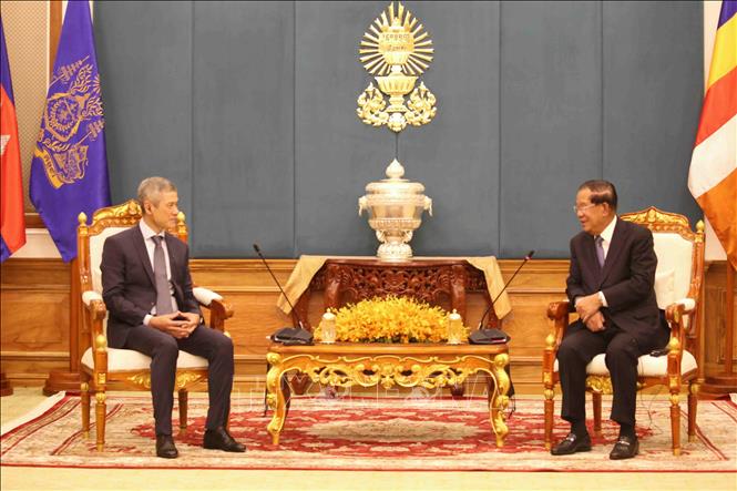 Chủ tịch Thượng viện Campuchia, Chủ tịch CPP Samdech Techo Hun Sen (phải) tiếp Đại sứ Nguyễn Minh Vũ. Ảnh: Huỳnh Thảo - PV TTXVN tại Campuchia