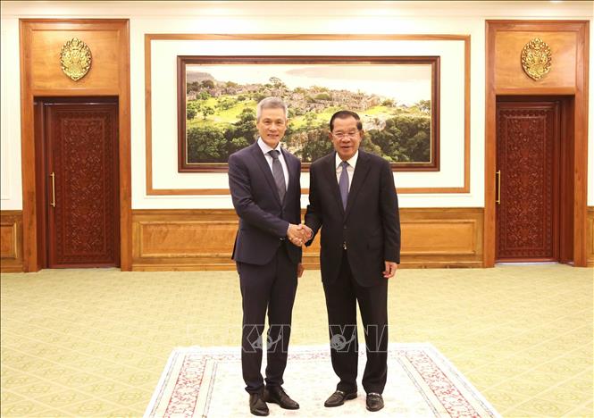 Chủ tịch Thượng viện Campuchia, Chủ tịch CPP Samdech Techo Hun Sen (phải) đón Đại sứ Nguyễn Minh Vũ tại trụ sở Thượng viện Campuchia. Ảnh: Huỳnh Thảo - PV TTXVN tại Campuchia