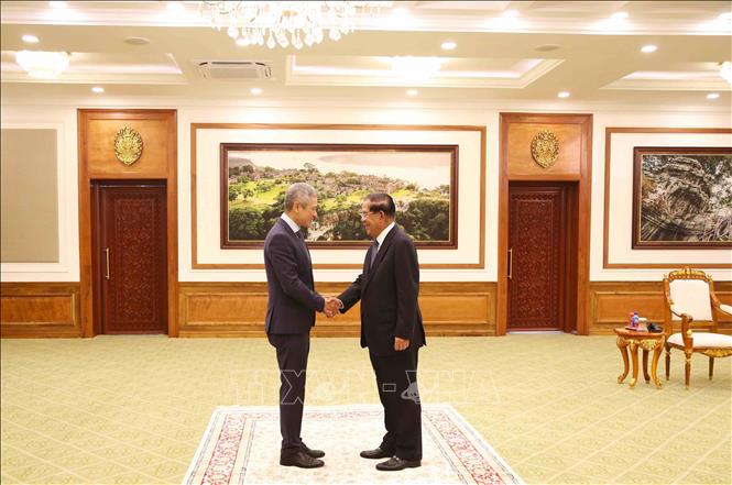 Chủ tịch Thượng viện Campuchia, Chủ tịch CPP Samdech Techo Hun Sen (phải) đón Đại sứ Nguyễn Minh Vũ tại trụ sở Thượng viện Campuchia. Ảnh: Huỳnh Thảo - PV TTXVN tại Campuchia