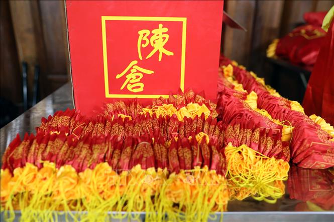 As many as 180,000 food parcels have been prepared for distributing to visitors at 12 gates around the temple from 23pm on the 14th day to 5pm on the following day. VNA Photo: Đại Nghĩa 