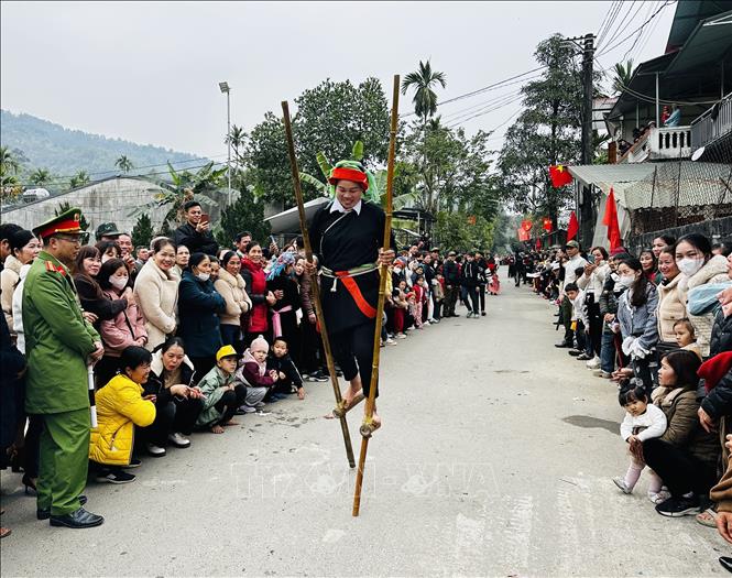 Người dân háo hức tham gia các trò chơi dân gian ở Lễ hội Lồng Tồng ở xã Đạo Đức (Vị Xuyên, Hà Giang). Ảnh: Đức Thọ - TTXVN
