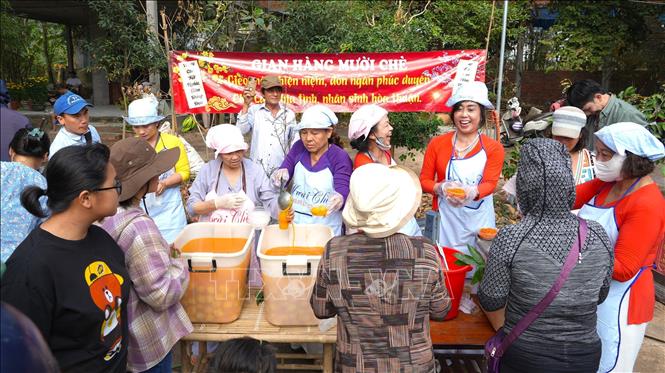 Gian hàng Mười chè tại Phiên chợ lá. Ảnh: Minh Phú – TTXVN