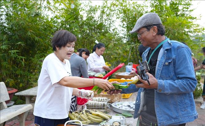 Người dân sử dụng lá cây để mua sắm. Ảnh: Minh Phú – TTXVN