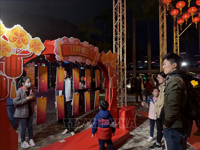 Người dân ngắm nhìn các câu đố. Ảnh: Mạc Luyện PV TTXVN tại Hong Kong
