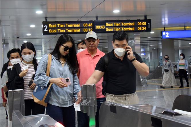 Passengers scan tickets at the HCM City’s Metro Line 1. VNA Photo: Tiến Lực