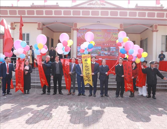 Các đại biểu thả bóng bay mang thông điệp tại Hội báo Xuân Ất Tỵ và Ngày Thơ Việt Nam 2025. Ảnh: Quý Trung – TTXVN