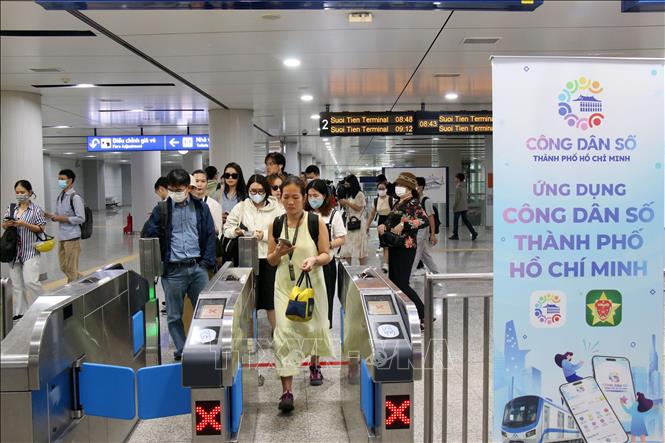 Passengers scan tickets at the Ho Chi Minh City’s Metro Line 1. VNA Photo: Tiến Lực