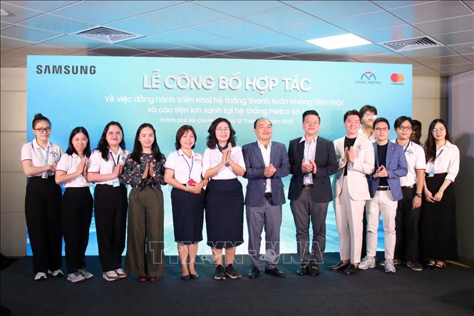 A view of the event promoting a cashless payment system and green utilities along Ho Chi Minh city's Metro Line 1. VNA Photo: Tiến Lực