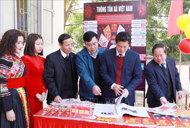 Các đại biểu tham quan gian trưng bày các ấn phẩm của Thông tấn xã Việt Nam. Ảnh: Quý Trung – TTXVN