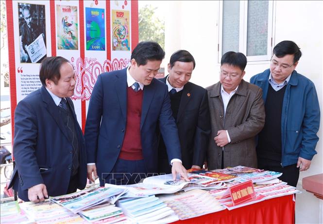 Các đại biểu tham quan gian trưng bày các ấn phẩm của Báo Nhân Dân và các cơ quan báo chí Trung ương. Ảnh: Quý Trung – TTXVN