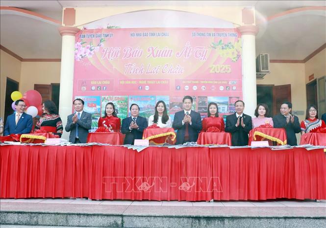Các đại biểu cắt băng khai mạc Hội báo Xuân Ất Tỵ và Ngày Thơ Việt Nam năm 2025. Ảnh: Quý Trung – TTXVN