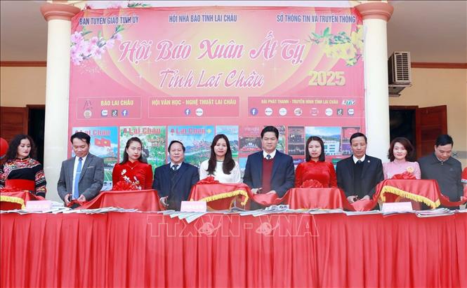 Các đại biểu cắt băng khai mạc Hội báo Xuân Ất Tỵ và Ngày Thơ Việt Nam năm 2025. Ảnh: Quý Trung – TTXVN