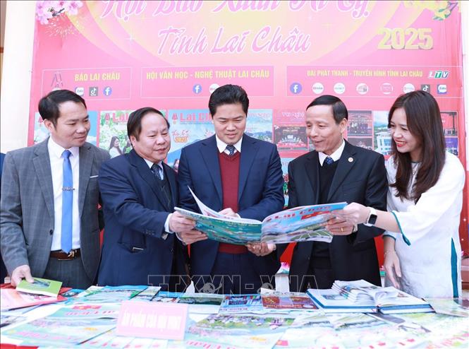 Các đại biểu xem các ấn phẩm báo chí tại gian trưng bày của Báo Lai Châu. Ảnh: Quý Trung – TTXVN