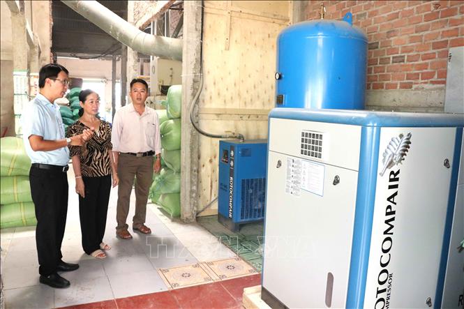 Ông Nguyễn Đăng Khởi, Phó Giám đốc Trung tâm Khuyến công và Xúc tiến thương mại Trà Vinh (trái) nghiệm thu máy nén khí. Ảnh: Thanh Hòa-TTXVN