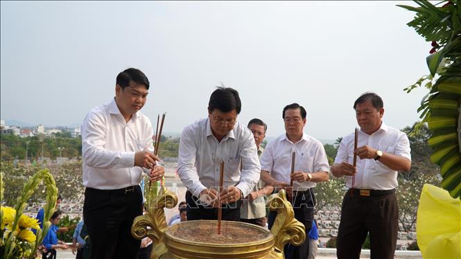 Lãnh đạo tỉnh Kiên Giang dâng hương tưởng niệm các Anh hùng Liệt sĩ tại nghĩa trang liệt sĩ TP Hà Tiên. Ảnh: Văn Sĩ - TTXVN                                  