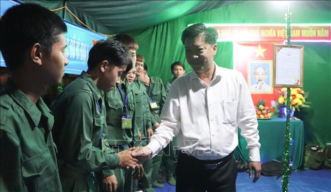 Lãnh đạo thành phố Vị Thanh động viên thanh niên thành phố trước ngày lên đường nhập ngũ. Ảnh: Hồng Thái - TTXVN