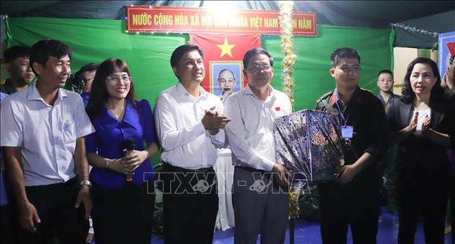 Lãnh đạo thành phố Vị Thanh tặng quà thanh niên thành phố trước ngày lên đường nhập ngũ. Ảnh: Hồng Thái - TTXVN