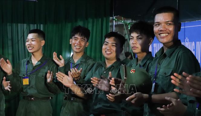 Tân binh phấn khởi trước ngày lên đường nhập ngũ. Ảnh: Hồng Thái - TTXVN