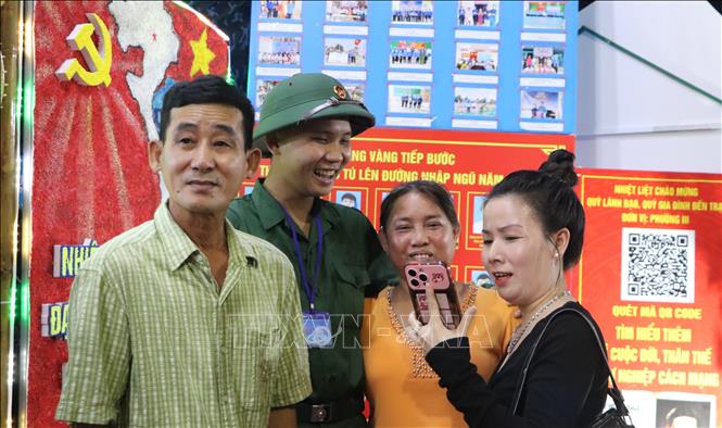 Tân binh phấn khởi trước ngày lên đường nhập ngũ. Ảnh: Hồng Thái - TTXVN