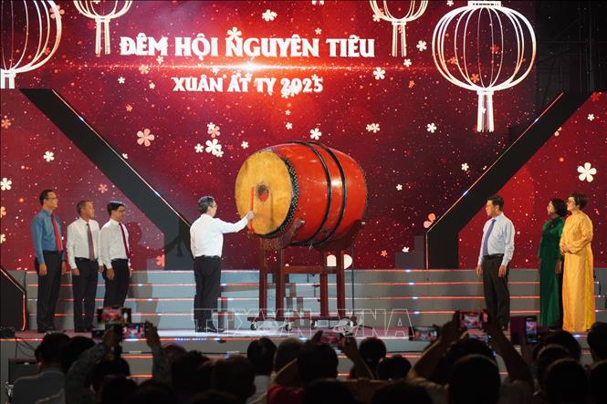 Lãnh đạo Thành phố Hồ Chí Minh thực hiện nghi thức khai hội Nguyên tiêu năm 2025. Ảnh: Thu Hương - TTXVN