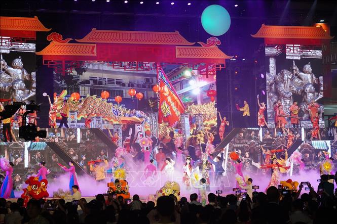 Các tiết mục biểu diễn ca kịch đậm chất Trung Hoa tại đêm hội Nguyên tiêu. Ảnh: Thu Hương - TTXVN       