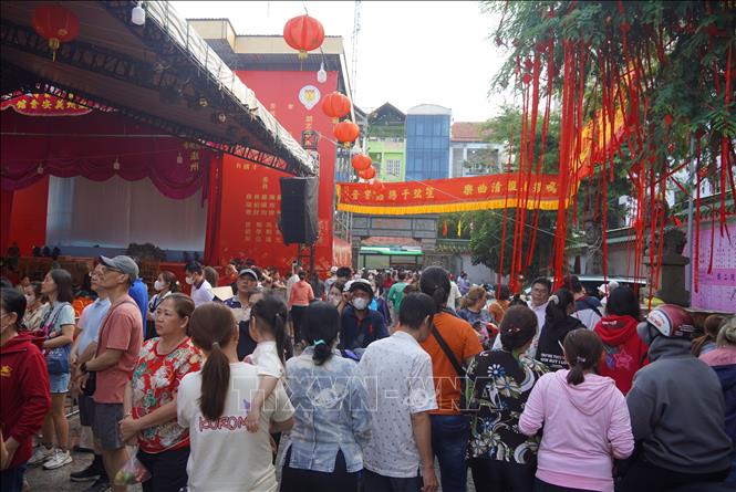 Đông đảo người dân, du khách tới chùa Ông thuộc Hội quán Nghĩa An (Quận 5) xin lộc nhân dịp Tết Nguyên tiêu. Ảnh: Thu Hương - TTXVN                               